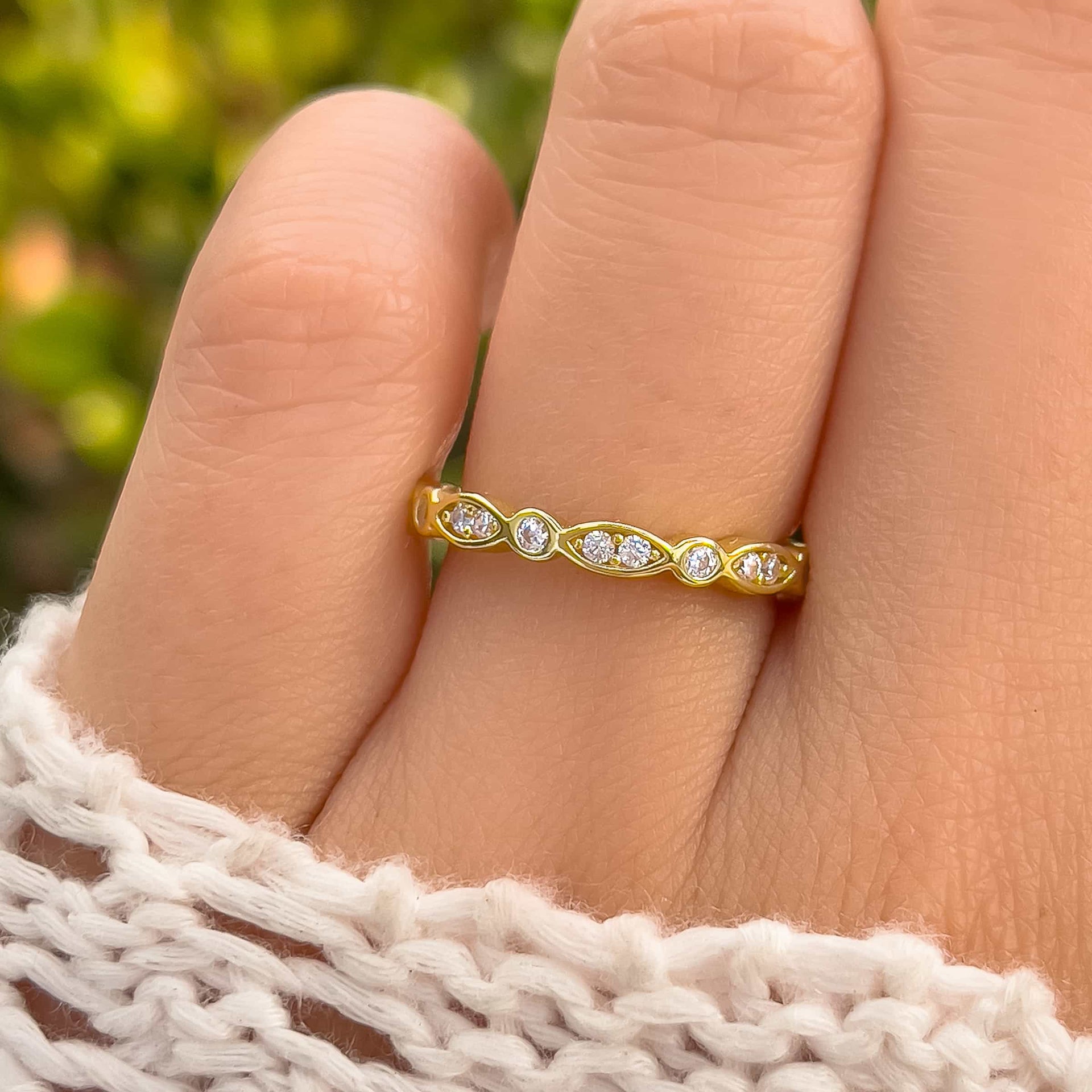 unique and vintage style eternity wedding band on model with white sweater