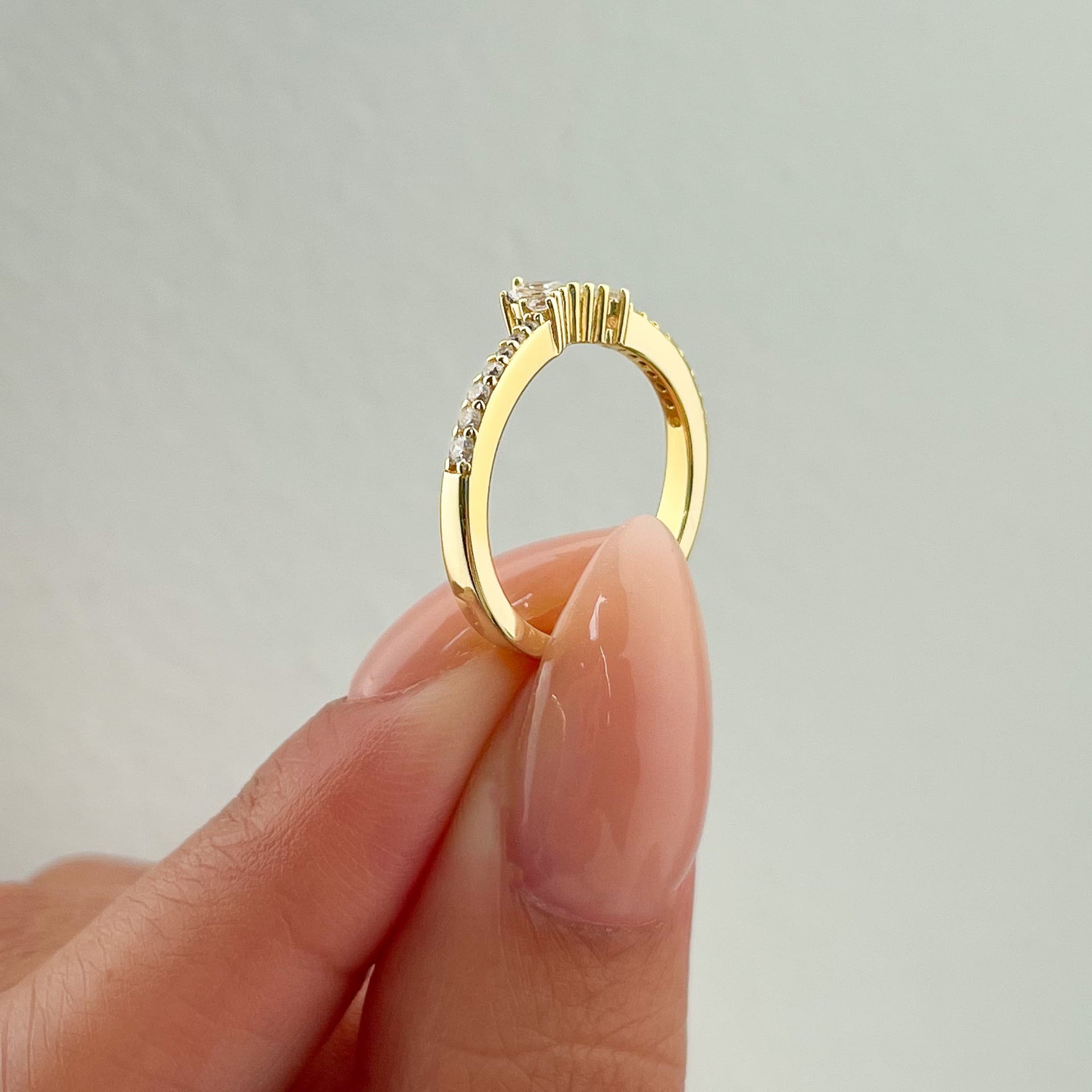 Side view of a gold vintage wedding band
