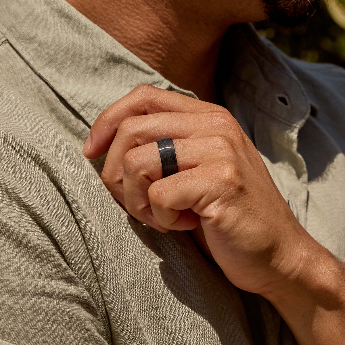 8mm carbon fiber band on model