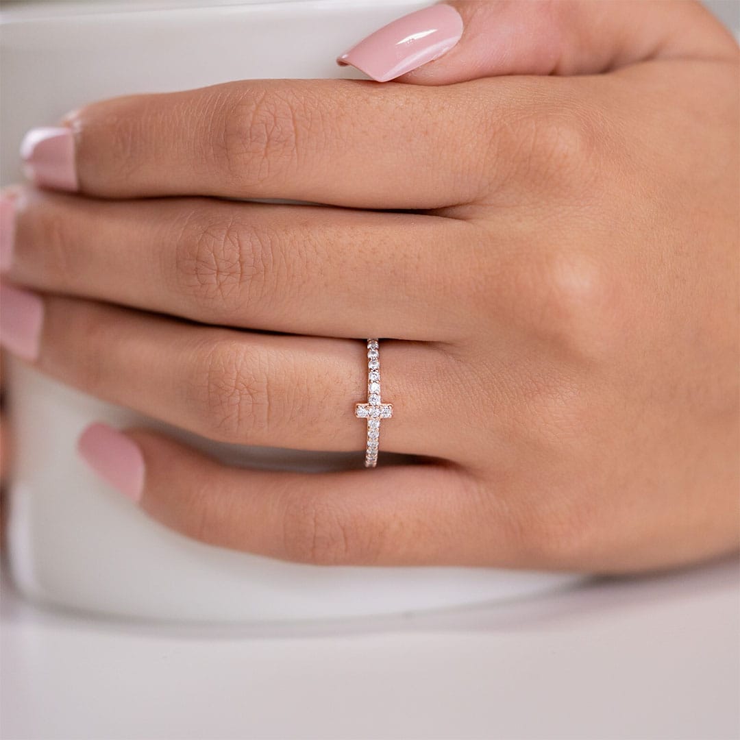 the lady wearing stella rose gold t shaped wedding band