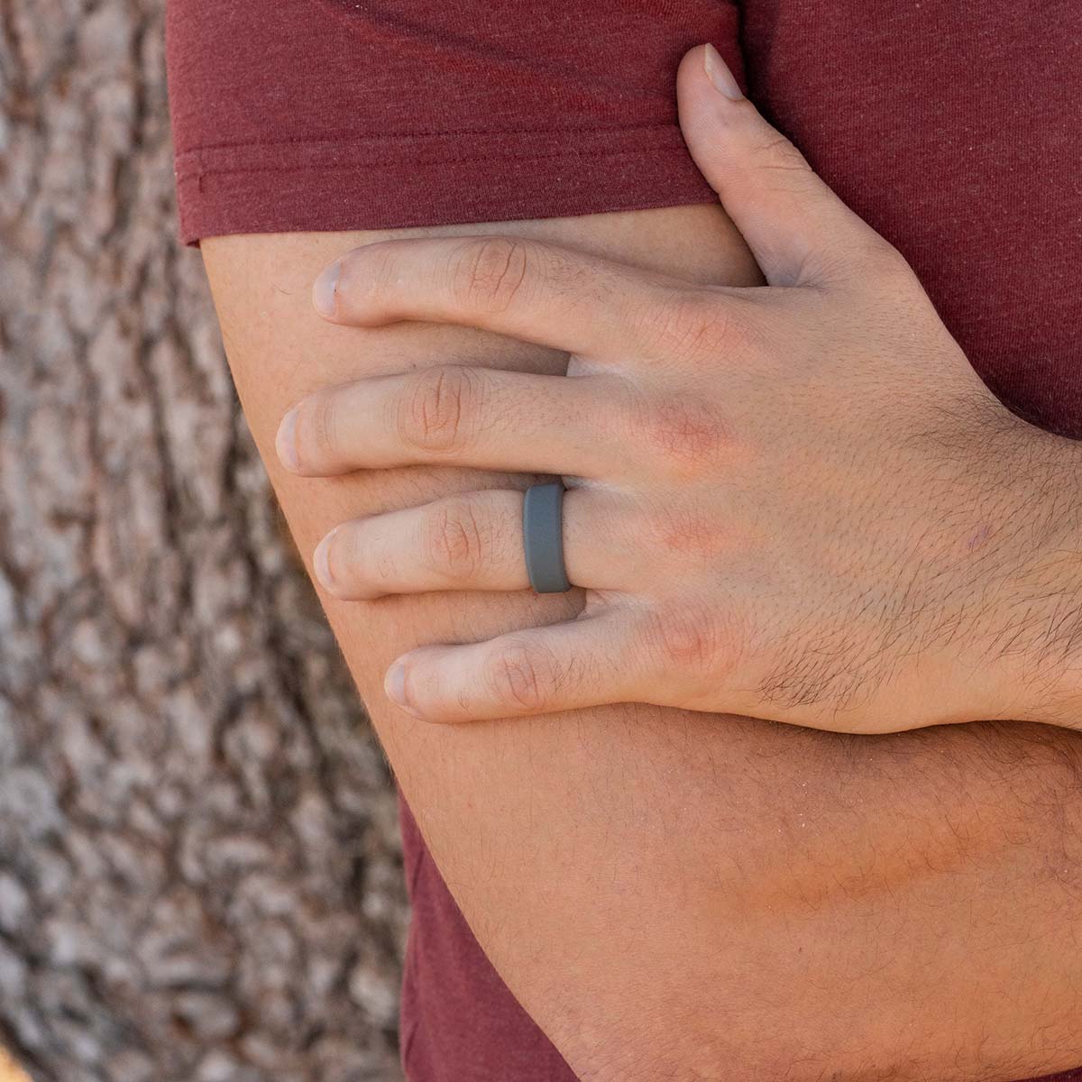 Man wearing a flexible gray silicone wedding ring