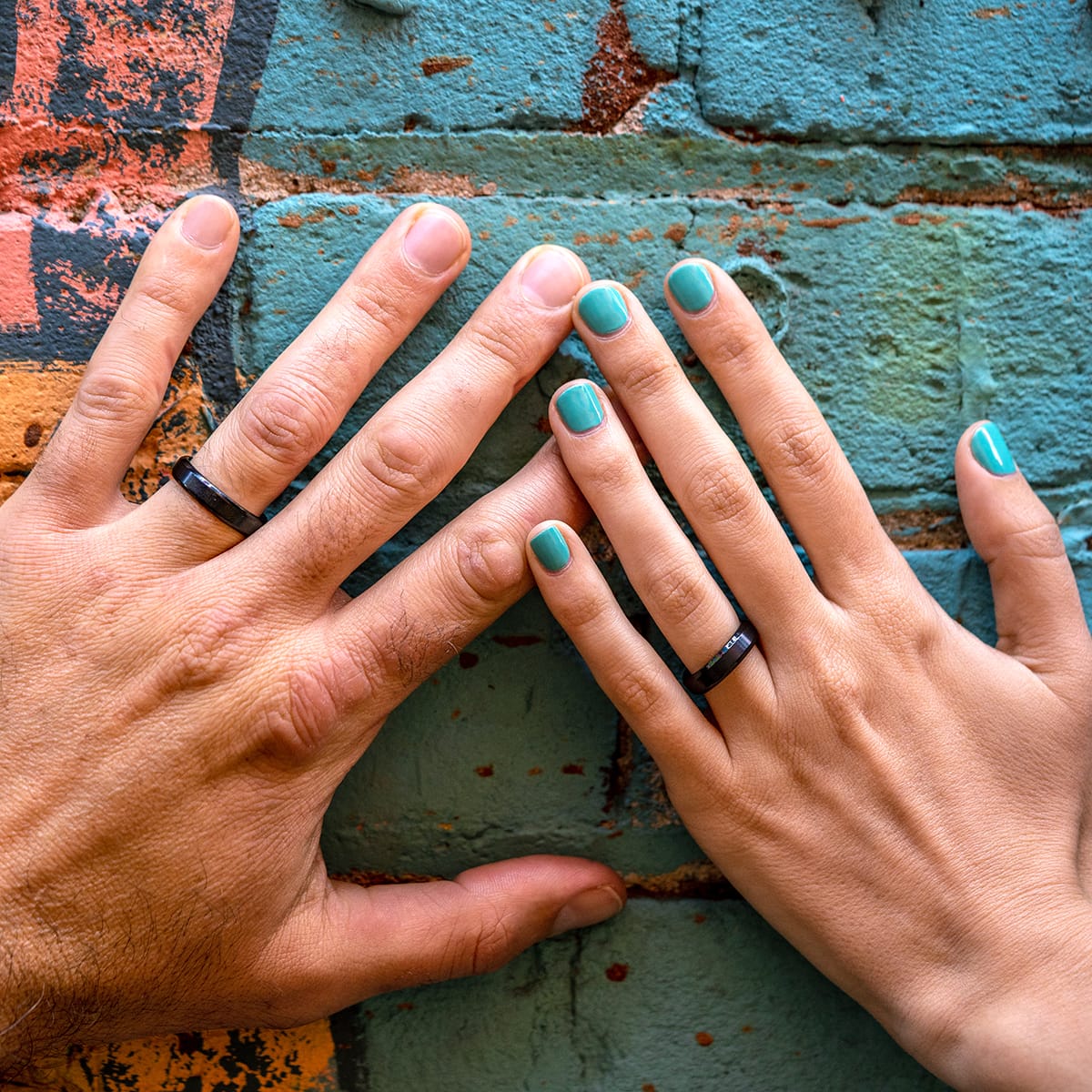 the infinity in color black on hands