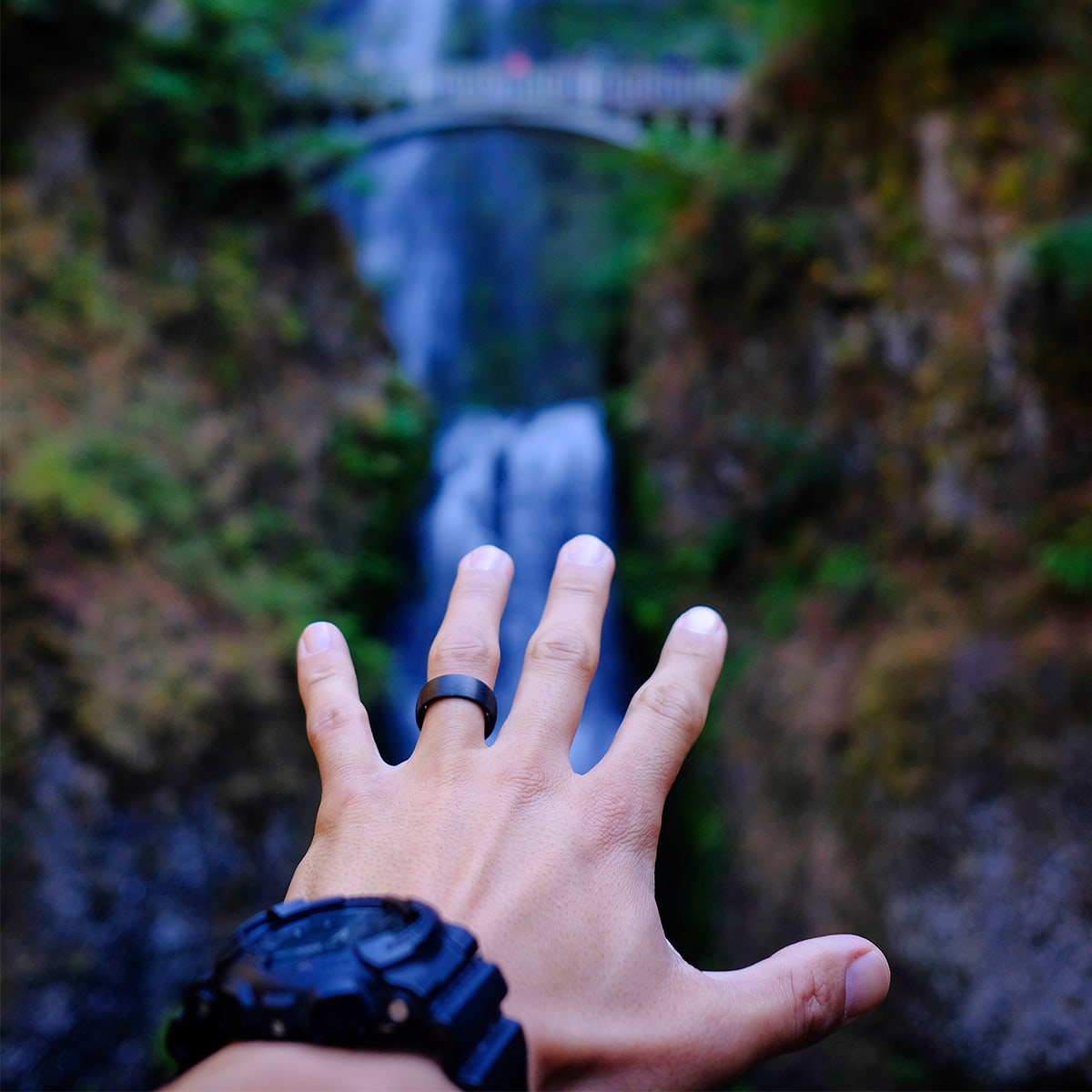 the stealth carbon fiber mens wedding ring on hand